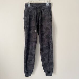 Lululemon Size 2 Gray Camo Print High Rise Jogger Knit 26" Inseam